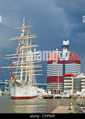 86 Meter hohen Turm Utkiken zu blockieren, ist neben der "Wikinger" Sailer Göteborg, Västra Götalands Grafschaft, Schweden, Europa Stockfoto