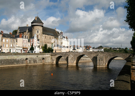 Burg von Laval Stadt Mayenne (Pays De La Loire, Frankreich). Der Fluss: "la Mayenne" und die alte mittelalterliche Brücke "le Vieux-Pont" Stockfoto