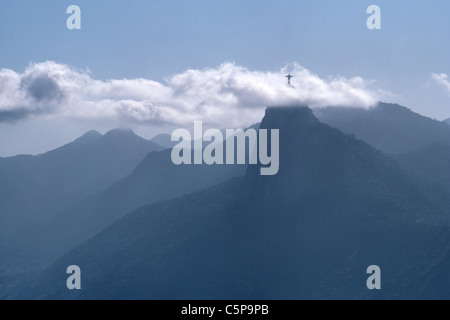 Christus der Erlöser-Statue, das weltbekannte Symbol von Rio De Janeiro, Brasilien, hebt sich die Wolken auf Corcovado Berg in Südamerika. Stockfoto