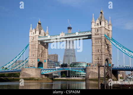 Shard London und die Tower Bridge vom nördlichen Ufer der Themse. Stockfoto