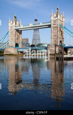 Reflexionen von Shard London und die Tower Bridge über die Themse. Stockfoto