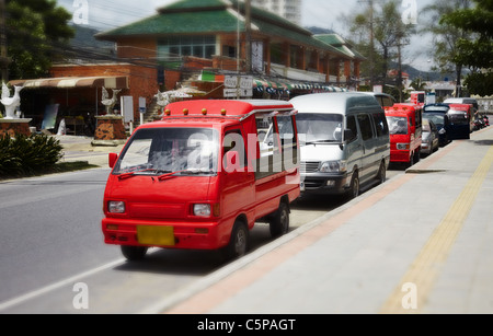 Kleine Busse Taxis im Resort Stadt von Thailand Stockfoto