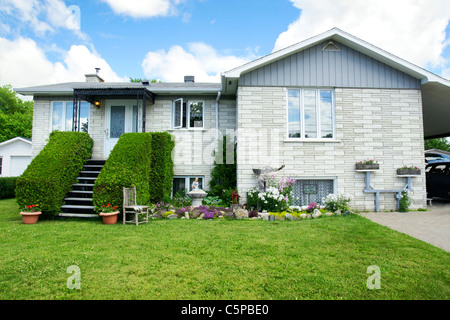 Schönen großen weißen Stein Haus mit Brunnen und vielen Blumen, Landschaftsbau, Teil des ländlichen Nord-Amerika. Stockfoto