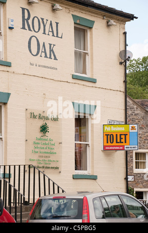 Das Schild „Pub Business to Let“ an der Außenwand des Royal Oak (Bar Restaurant Hotel) während der Wirtschaftskrise - Skipton, North Yorkshire, England, Großbritannien. Stockfoto