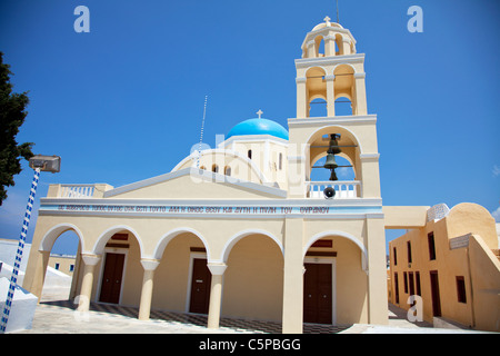 Oia, Santorini, griechische Insel, Griechenland, legendären Reisen Reiseziel typische Kirche & Glockenturm, Kykladen Stockfoto
