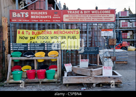 Bauherren Kaufleute Geschäft (Hof außen) - Baustoffe, Lieferungen, Schilder, Kies & Rinde Späne auf dem Display - Otley, Yorkshire, England Großbritannien Stockfoto