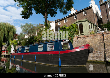 Hausboot vor Anker am Regent es Canal, London, UK Stockfoto