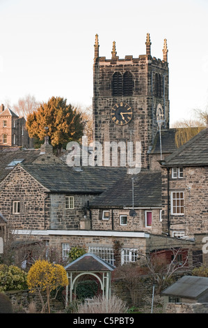 Landschaftlich schöne Stadtlandschaft (Steinhäuser & Häuser im Schatten des historischen All Saints' Church Tower & Clock) - Bingley, West Yorkshire, England Stockfoto