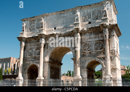 Arco di Costantino, einem römischen Triumphbogen zu Ehren Kaiser Constantine, in der Nähe des Kolosseums in Rom. Stockfoto