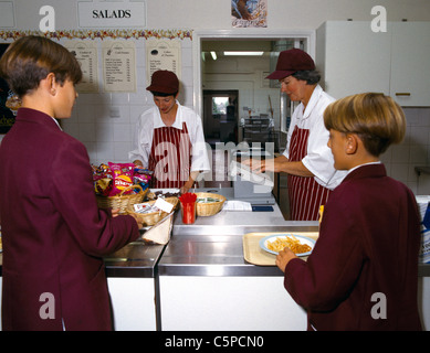 High School Kantine Kantine Mitarbeiter bis Stockfoto