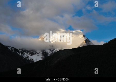 Blick auf Xiannairi (Chenresig), einer der drei Heiligen Berge. Daocheng-Yading Nature Reserve, Sichuan, China. Stockfoto