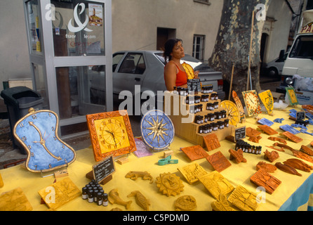 Ceret Frankreich Languedoc-Roussillon Marktstand Halter verkaufen Seifen, Öle und Uhren Stockfoto