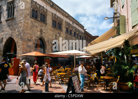 Perpignan Frankreich Languedoc-Roussillon Menschen im Café im freien Stockfoto