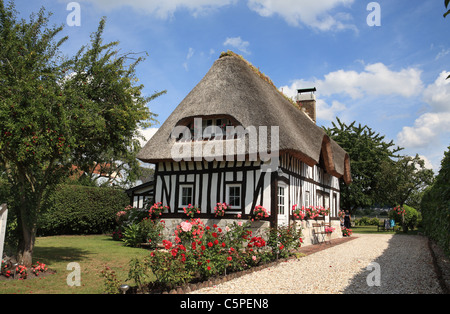 Ein fachwerkhaus Reetdachhaus in der Nähe von Jumièges in der Normandie, Frankreich Stockfoto