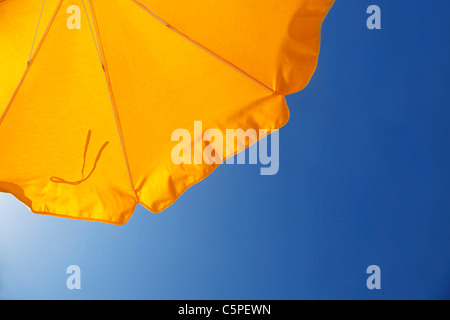 Sonnenschutz vor blauem Himmel Stockfoto