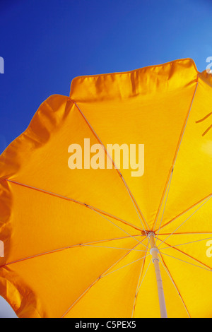 Sonnenschutz vor blauem Himmel Stockfoto