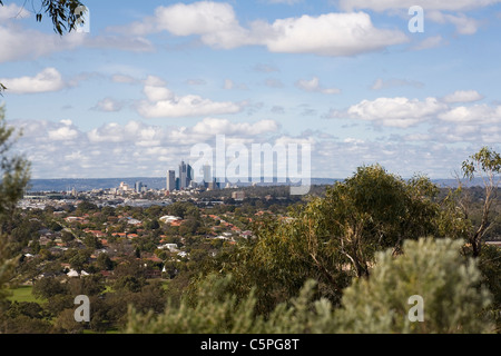 Wolkenkratzer Perth, Western Australia. In den westlichen Vororten von Reabold Hill in Bold Park aus gesehen. Stockfoto