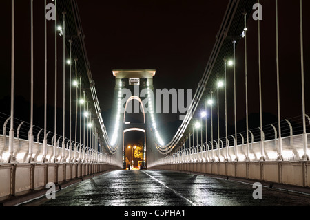 Clifton Suspension Bridge bei Nacht beleuchtet.  Bristol, Juli 2011. Stockfoto