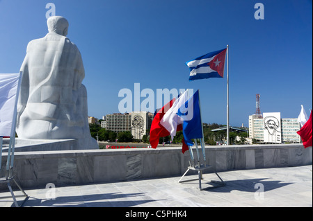 Jose Marti mit Blick auf die Plaza De La Revolución - Ministerium des Innern & Ministerium für Informatik und Kommunikation Gebäude. Stockfoto