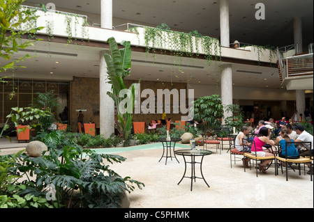 Zentrale Lobby des Hotel Habana Libre, den alten Havanna Hilton, Kuba. Castro lief effektiv Kuba von hier nach der Revolution Stockfoto