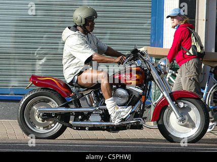 Britischer Boxer Chris Eubank auf seiner Harley in Brighton Bild von James Boardman. Stockfoto