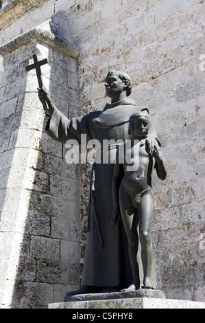 Statue von Str. Francis von Assisi und der kleine Junge, Plaza San Francisco, Havanna, Kuba Stockfoto