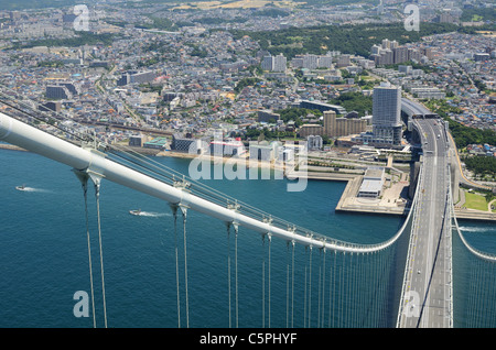 Akashi-Kaikyo-Brücke in Kobe, Japan, betrachtet von fast 300 Metern oben. Stockfoto