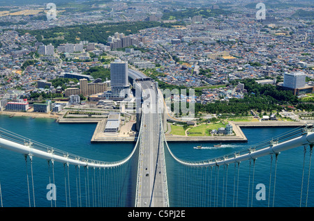 Akashi-Kaikyo-Brücke in Kobe, Japan, betrachtet von fast 300 Metern oben. Stockfoto