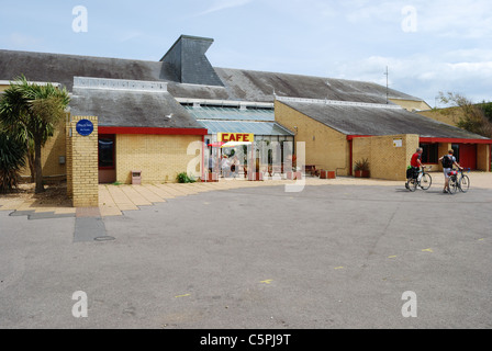 Cafe in der Nähe der Strandpromenade, mit einigen Radfahrern schieben ihre Räder. Stockfoto