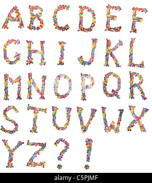 Buchstaben des Alphabets gebildet Bonbons isoliert auf weiss Stockfoto