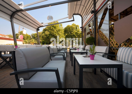 Terrasse des Restaurants in der Stadt von Stavros, Griechenland, Sommer-Saison. Stockfoto