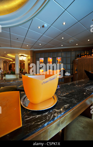 Veuve Clicquot Champagner Bar, Deck 3, Ozeandampfer Queen Mary 2. Stockfoto