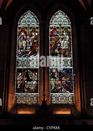 Salisbury Wiltshire England Salisbury Kathedrale Buntglas-Fenster Jesus Christus gibt den Schlüssel in St. Peter Stockfoto