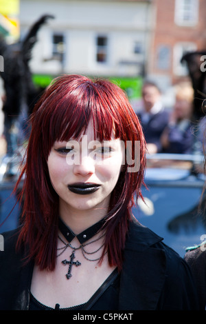 Whitby, Yorkshire, England, Teen Mädchen in gothic Emo Kleid schwarz Teen angst Lippen Kruzifix blasse Haut Stockfoto