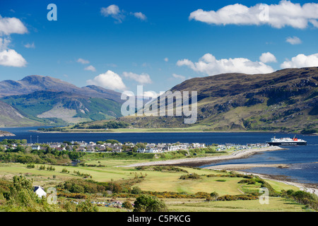 Mit Blick auf Ullapool und Loch Broom, Ross und Cromarty, Highland, Schottland, Vereinigtes Königreich. Stockfoto