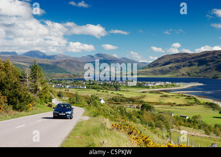 Auto auf der der A835 Hauptstraße mit Blick über Ullapool und Loch Broom, Ross und Cromarty, Highland, Schottland, Vereinigtes Königreich Stockfoto