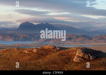 Blick auf Suilven in Assynt von oben Achnahaird, Coigach, Ross und Cromarty, Highland, Schottland, UK Stockfoto