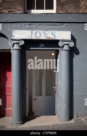 Analoge Bücher, ehemals Joys Antiquitäten, Buchhandlung, auf Candlemaker Row, Edinburgh, Schottland Stockfoto