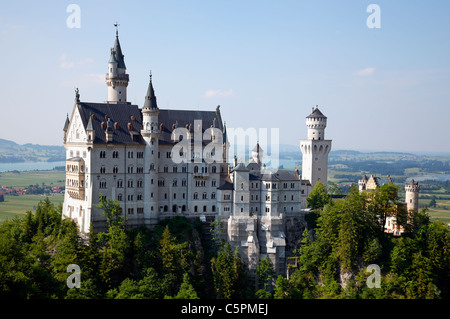 Das Schloss Neuschwanstein in Schwangau, Bayern in Deutschland. Schloss Hohenschwangau kann rechts im Hintergrund gesehen werden. Ostallgäu. Allgäuer Alpen Stockfoto