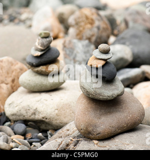 Stapel von ausgewogenen Kieselsteine am Abereiddy Beach in North Pembrokeshire, Wales Stockfoto