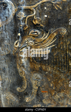 Thai Dragon keramische Fliesen an Wand des buddhistischen Tempel, Thailand Stockfoto