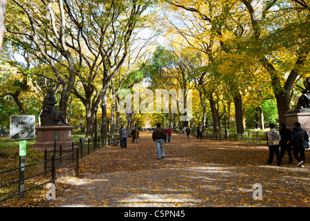 Menschen zu Fuß in den Central Park Mall unter Herbst farbige - Manhattan, New York Bäume