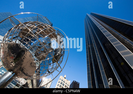 Globus-Skulptur außerhalb von Trump International Hotel in der Nähe von Central Park am Columbus Circle - Manhattan, New York Stockfoto