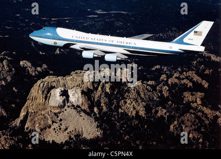 Air Force One Presidential Lufttransport fliegt über Mount Rushmore Stockfoto