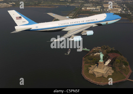 Air Force One, fliegt das Flugzeug des US-Präsidenten über die Statue of Liberty Stockfoto