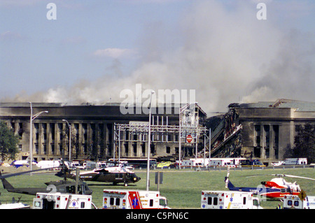 Rauch und Flammen weiterhin aus dem Pentagon nach dem Terroranschlag vom 11. September 2001 steigen Stockfoto