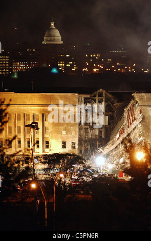 Rauch und Flammen weiterhin aus dem Pentagon nach dem Terroranschlag vom 11. September 2001 steigen Stockfoto