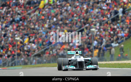 Nico Rosberg (GER), Mercedes GP, vor den Massen an den deutschen Formel 1 Grand Prix am Nürburgring Rennstrecke in Deutschland Stockfoto