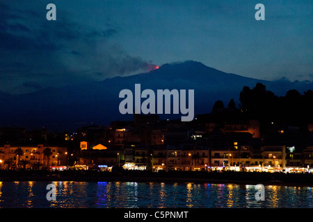 Der Ausbruch des Ätna am 30. Juli 2011, Foto auf die Bucht von Giardini Naxos nahe Taormina, Sizilien. Stockfoto