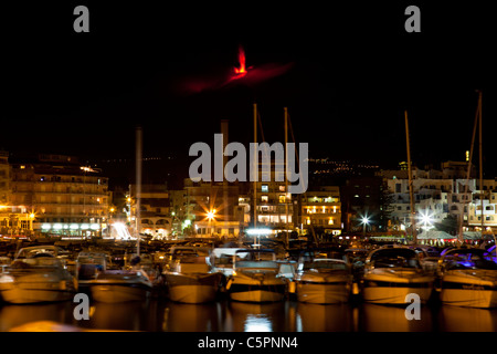 Der Ausbruch des Ätna am 30. Juli 2011, Foto auf die Bucht von Giardini Naxos nahe Taormina, Sizilien. Stockfoto